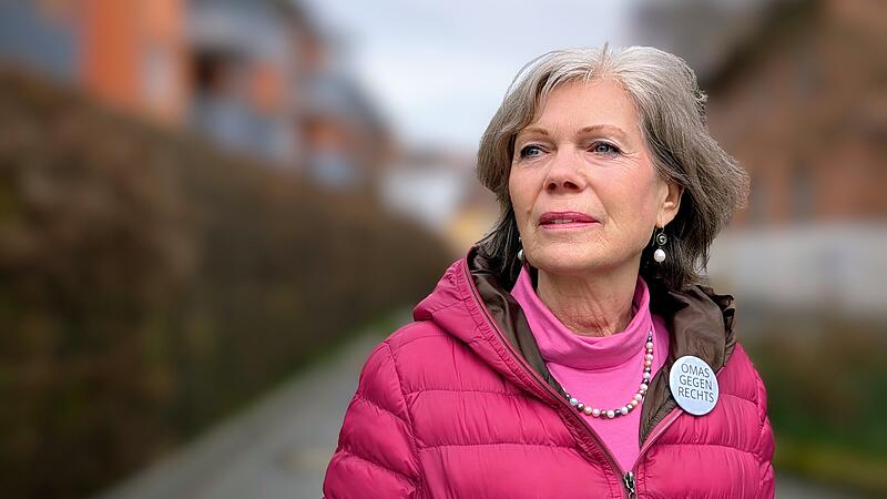 Regina Frank engagiert sich ehrenamtlich bei den „Omas gegen Rechts“ in Coburg – wie der Button auf ihrer Jacke symbolisiert. Sie sagt, die Union sei ihnen mit der Anfrage vor den Kopf gestoßen.