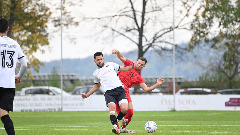 G&ouml;khan Sener mit eine Pass aus dem Mittelfeld heraus.
