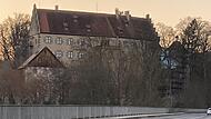 Die Schlossbr&uuml;cke mit Blick auf Schloss Aschach.