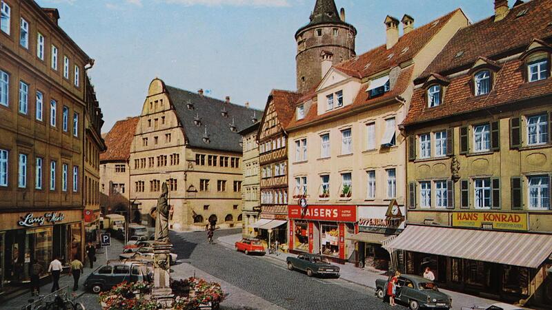 Lang am Markt, Oppenländer, Spielwaren Konrad: Viele Kitzinger erinnern sich noch gut an diese Geschäfte. Auch Kaiser`s Supermarkt war einst am Marktplatz ansässig. Lang am Markt, Oppenländer, Spielwaren Konrad: Viele Kitzinger erinnern sich noch gut an diese Geschäfte. Auch Kaiser`s Supermarkt war einst am Marktplatz ansässig.