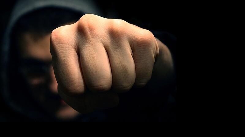 Ein junger Mann stand unter anderem vor Gericht, weil er auf einen Mann eingeschlagen haben soll.