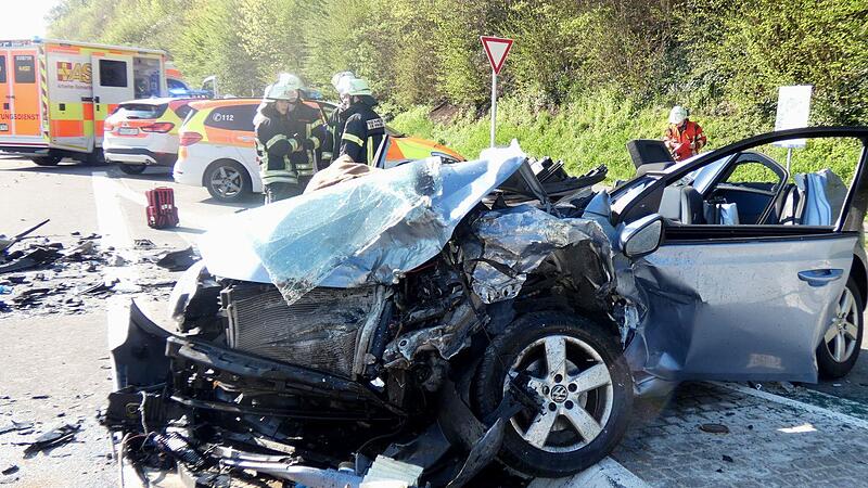 Ein schweren Zusammenstoß zweier Fahrzeuge gab es  am Donnerstag auf der Staatsstraße 2447 (ehemalige B26) in Höhe von Eltmann-Eschenbach.