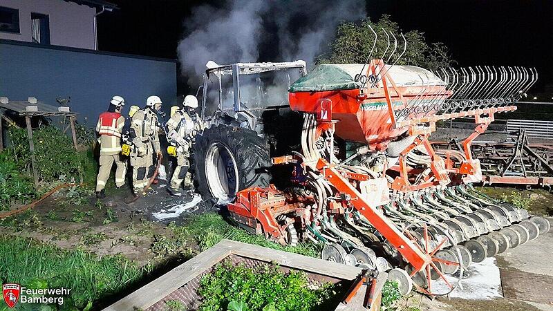 Feuerwehreinsatz in Bamberg-Gaustadt: Traktor komplett in Flammen Feuerwehreinsatz in Bamberg-Gaustadt: Traktor komplett in Flammen