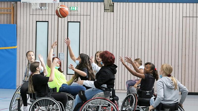 Erste Versuche im Rollstuhl-Basketball am Inklusionstag: Mit Eifer und Spa&szlig; waren die Hirschaider Sch&uuml;ler bei der Sache.