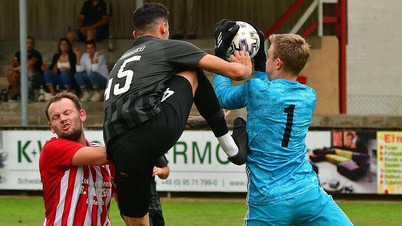 In der Partie zwischen dem FC Lichtenfels II und T&uuml;rkg&uuml;c&uuml; Neustadt ging es ordentlich zur Sache. Baran Helvacioglu geht robust und mit hohem Bein in diesen Zweikampf mit Torwart Christian Fischer und erh&auml;lt die Gelbe Karte.