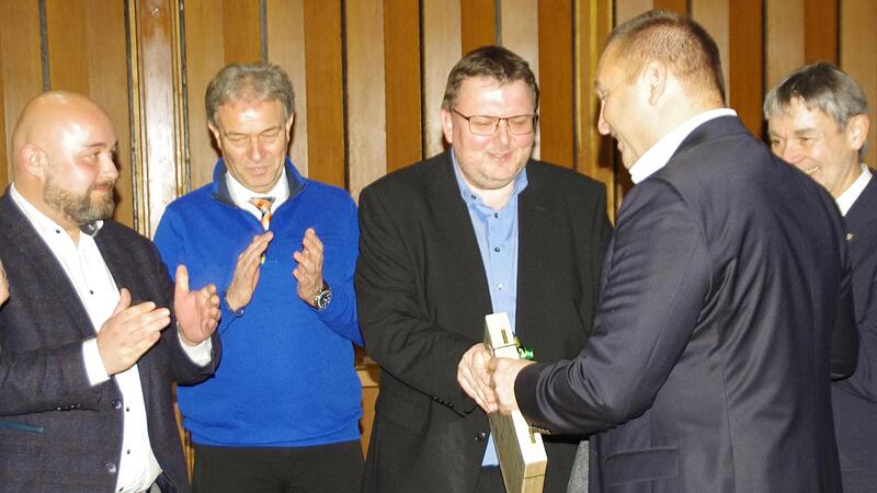 Jürgen Baumgärtner (2. v. r.) gratulierte Nachfolger Bernd Liebhardt (Mitte) zu dessen neuer Aufgabe als Vorsitzender der Frankenwald-CSU. Jürgen Baumgärtner (2. v. r.) gratulierte Nachfolger Bernd Liebhardt (Mitte) zu dessen neuer Aufgabe als Vorsitzender der Frankenwald-CSU.