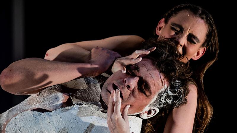 &bdquo;Penthesilea&ldquo;: In der Inszenierung von Benjamin H&uuml;bner feierte das Trauerspiel von Kleist Premiere in der Coburger Reithalle &ndash; mit Marina Schmitz in der Titelrolle und Florian Graf als Achilles.