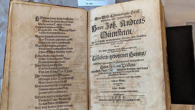 Hier ist ein Loch geblieben: Das aufgeschlagene Buch Tb 304.