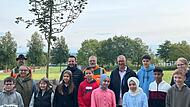 Verantwortliche und Schülerschaft freuen sich über den neuen Schulbaum. Verantwortliche und Schülerschaft freuen sich über den neuen Schulbaum.
