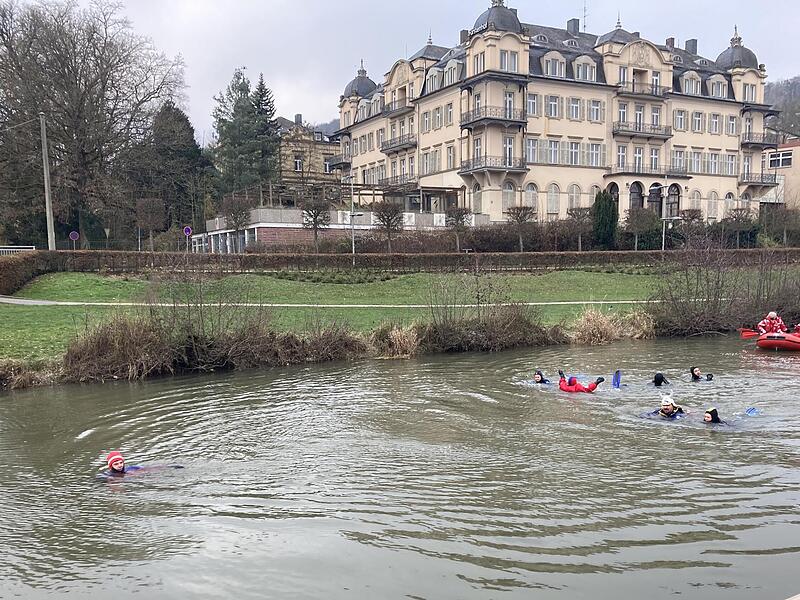 Schöne Kulisse, eiskaltes Wasser: Das Advents-Saaleschwimmen der Wasserwacht im Dezember 2023.