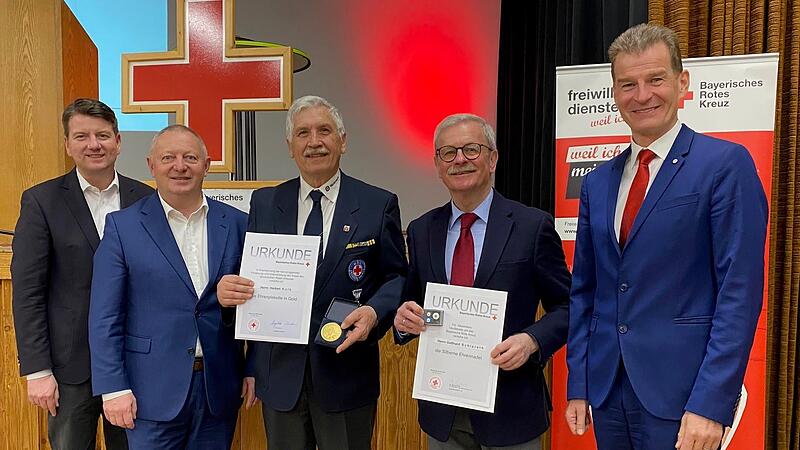 Herbert Kolb (dritter von links) und Gotthard Schlereth (zweiter von rechts) wurden für ihre jahrelange und herausragende Arbeit im BRK ausgezeichnet.