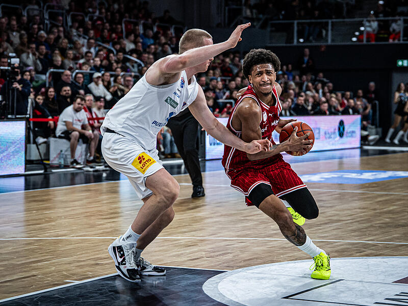 Demarcus Demonia zieht energisch am Wei&szlig;enfelser Collin Welp vorbei.