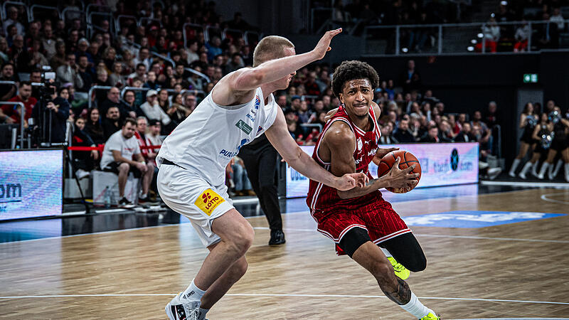 Demarcus Demonia zieht energisch am Wei&szlig;enfelser Collin Welp vorbei.