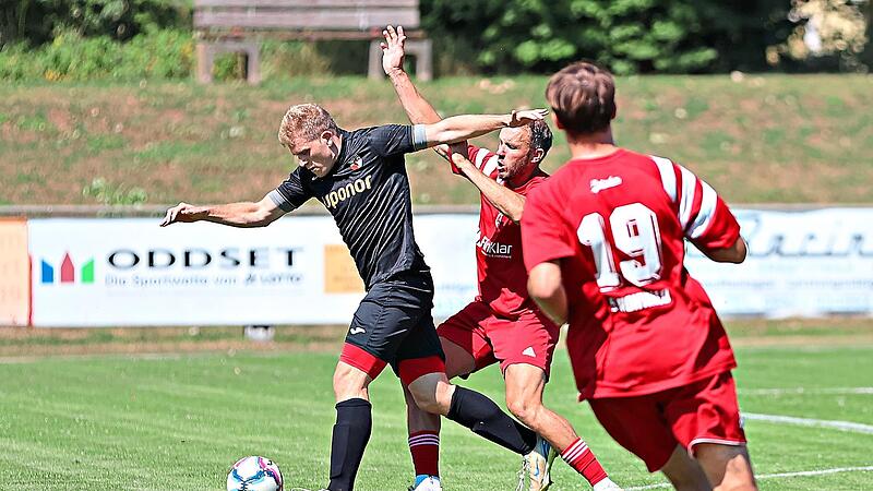 FCH-Spielertrainer Danny Möhring (Iinks) im Kampf um den Ball mit Thorsten Schlereth vom SC Trossenfurt-Tretzendorf.Ralf Naumann FCH-Spielertrainer Danny Möhring (Iinks) im Kampf um den Ball mit Thorsten Schlereth vom SC Trossenfurt-Tretzendorf.Ralf Naumann