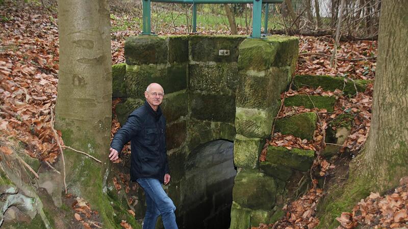 Der Wassereinlauf vom Studentenweiher zum Tempelsgraben: Bernhard Christoph hat auch die unterirdischen die Wasserbauten der Zisterzienser genau erforscht und wird  eine Exkursion zu den interessantesten Orten in Klosterlangheim führen.