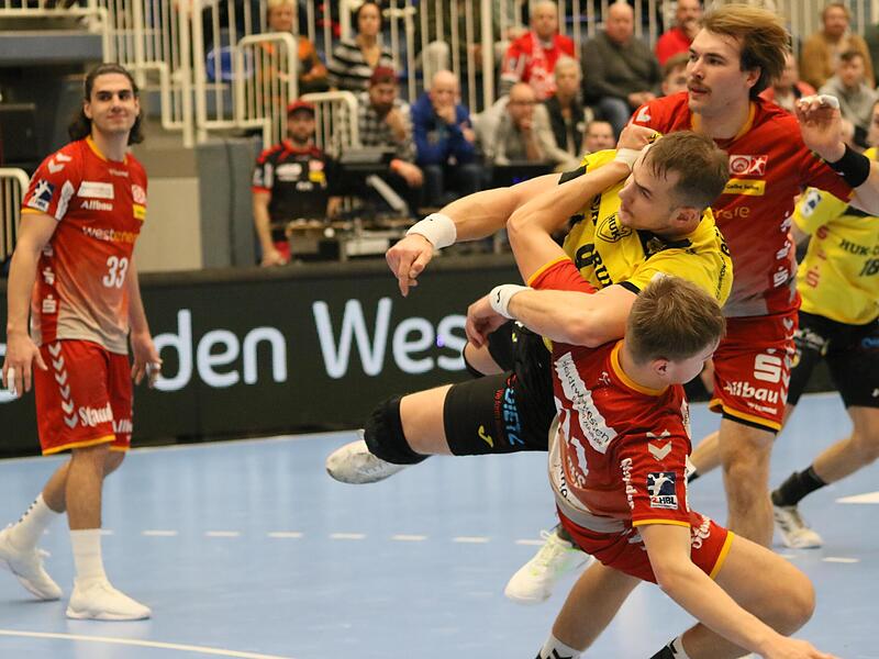 Bartlomiej Bis wird von zwei Essenern attackiert. Bartlomiej Bis wird von zwei Essenern attackiert.