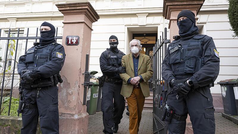 Beispiellose Razzia in der Reichsb&uuml;rger-Szene am 7. Dezember 2022: In Frankfurt wurde der mutma&szlig;liche R&auml;delsf&uuml;hrer Heinrich XIII. Prinz Reu&szlig; festgenommen. Ein Jahr nach den Durchsuchungen hat der Generalbundesanwalt Anklage gegen 27 Verd&auml;chtige er...Forchheim & Fr&auml;nkische Schweiz