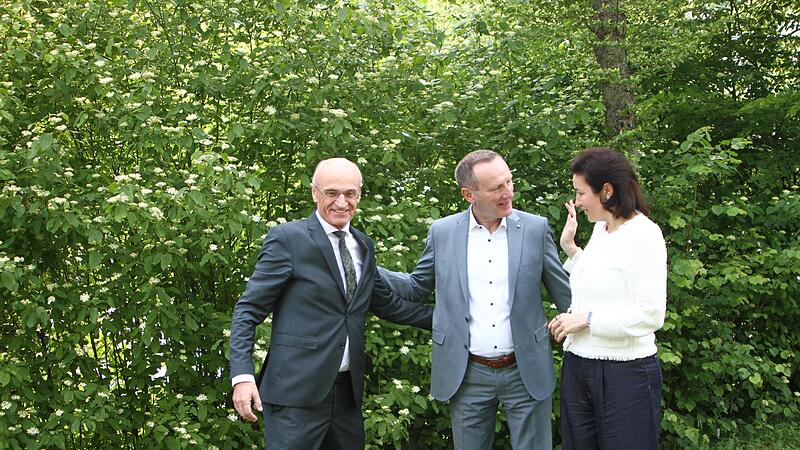 Gut gelaunte Kandidatenk&uuml;r: Die CSU geht mit Michael Ziegler als Kandidat in die Wahl zum Landrat des Kreises Ha&szlig;berge. Dar&uuml;ber freuen sich amtierender Landrat Wilhelm Schneider (links) und CSU-Kreisvorsitzende Dorothee B&auml;r.