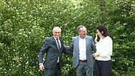 Gut gelaunte Kandidatenkür: Die CSU geht mit Michael Ziegler als Kandidat in die Wahl zum Landrat des Kreises Haßberge. Darüber freuen sich amtierender Landrat Wilhelm Schneider (links) und CSU-Kreisvorsitzende Dorothee Bär.