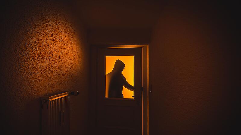 Ein Einbrecher verschafft sich Zutritt zu einer Wohnung