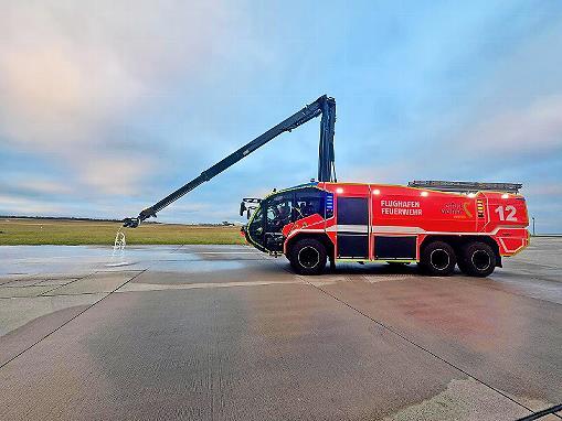 Löschfahrzeug der Flughafenfeuerwehr bei der Vorführung. Löschfahrzeug der Flughafenfeuerwehr bei der Vorführung.