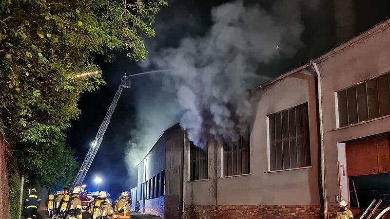 Kurz nach Mitternacht qualmte es noch gewaltig aus dem Voitländer-Gebäude. Kurz nach Mitternacht qualmte es noch gewaltig aus dem Voitländer-Gebäude.