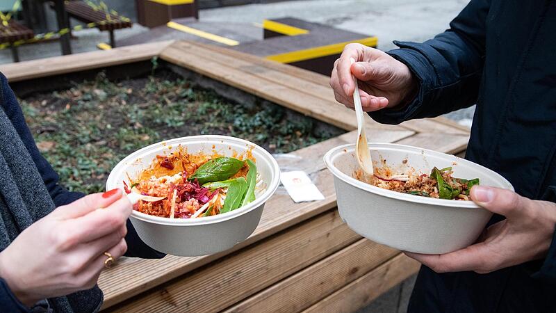 Wer Essen aus dem Restaurant oder von einem Imbiss holt, nimmt  oft auch&nbsp;M&uuml;ll mit. Das soll sich &auml;ndern.