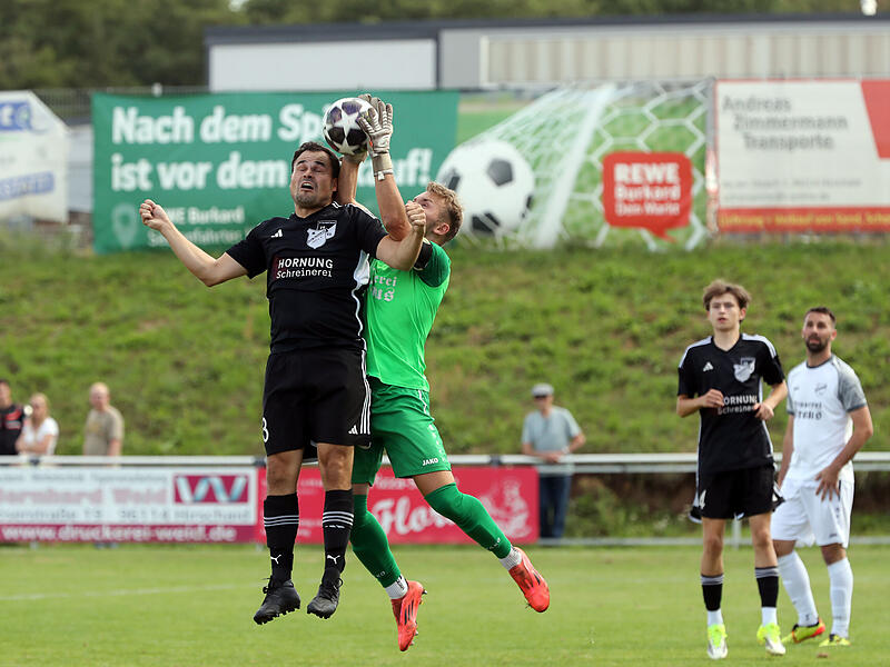 Leon Schmitt, Torwart des FC Eintracht Erlach, versucht den Ball vor dem zweifachen Reckendorfer Torschützen Stefan Herl zu sichern. Leon Schmitt, Torwart des FC Eintracht Erlach, versucht den Ball vor dem zweifachen Reckendorfer Torschützen Stefan Herl zu sichern.