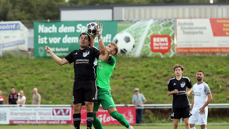 Leon Schmitt, Torwart des FC Eintracht Erlach, versucht den Ball vor dem zweifachen Reckendorfer Torsch&uuml;tzen Stefan Herl zu sichern.