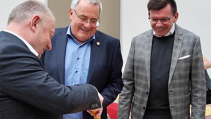 Die Torte durfte Landrat Thomas Bold (links) anschneiden. Ihm zur Seite standen der unterfränkische Bezirkstagspräsident Stefan Funk (Mitte) sowie Bürgermeister Armin Warmuth (rechts). Die Torte durfte Landrat Thomas Bold (links) anschneiden. Ihm zur Seite standen der unterfränkische Bezirkstagspräsident Stefan Funk (Mitte) sowie Bürgermeister Armin Warmuth (rechts).