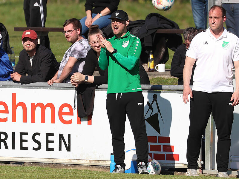 Beifall und Aufmunterung von Friesens Trainer Frederic Martin f&uuml;r seine Mannschaft .