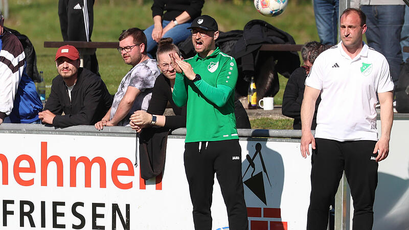 Beifall und Aufmunterung von Friesens Trainer Frederic Martin für seine Mannschaft . Beifall und Aufmunterung von Friesens Trainer Frederic Martin für seine Mannschaft .