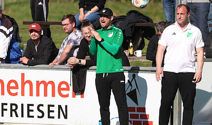 Beifall und Aufmunterung von Friesens Trainer Frederic Martin f&uuml;r seine Mannschaft .