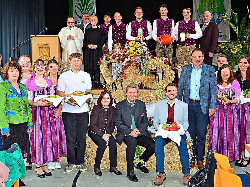 Gruppenbild vor der Erntekrone mit der Landjugend, den Geistlichen und den Politikern. Klaus R&ouml;ssner
