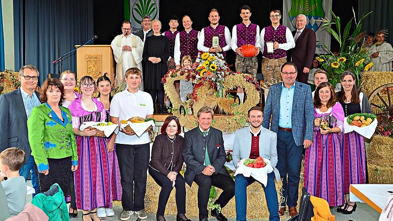 Gruppenbild vor der Erntekrone mit der Landjugend, den Geistlichen und den Politikern. Klaus R&ouml;ssner