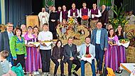 Gruppenbild vor der Erntekrone mit der Landjugend, den Geistlichen und den Politikern. Klaus R&ouml;ssner