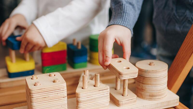 Kinder spielen in einer Kindertageseinrichtung. Wie es mit der Betreuung mit den J&uuml;ngsten in der Gemeinde weitergeht, dar&uuml;ber machte sich der Gemeinderat in seiner Sitzung Gedanken.