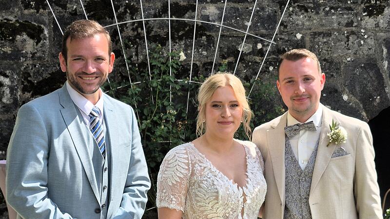 Das Brautpaar mit Standesbeamter Markus OesterleinHeiraten auf der Festung Rosenberg in Kronach