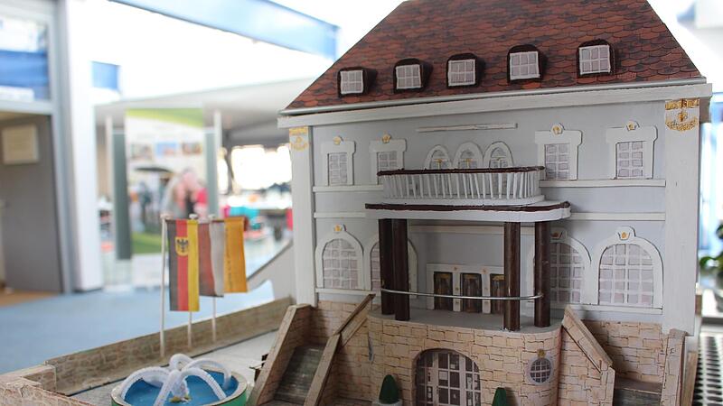 In der Modellbauweise sieht das Alte Rathaus derzeit wesentlich sch&ouml;ner aus als in echt, denn da behindert ein Bauzaun den Blick auf das Geb&auml;ude. Foto: Julia Raab/Archiv