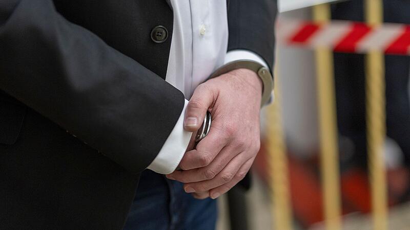 Vor dem Landgericht Schweinfurt schweigt der Angeklagte Kai K. - Kopf der Gemeinschaft "Go&amp;Change" - bislang. Was er zu den Vorwürfen in seiner polizeilichen Vernehmung gesagt hat, schilderte nun ein Ermittler.