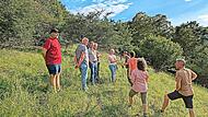 Bei einer Exkursion machten sich Mitglieder des Landschaftspflegeverbands Kulmbach ein Bild von den Weidefl&auml;chen. Dabei kontrollierten sie sowohl die Standfestigkeit der Baumschutzma&szlig;nahmen als auch die Pflegewirkung der Beweidung.Klaus Schaumberg...
