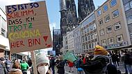 Eine Demonstrantin nimmt mit einem Transparent mit der Aufschrift "Es ist so schlimm, dass ich trotz Corona hier bin!" an einer Kundgebung der Bewegung Fridays For Future teil. Eine Demonstrantin nimmt mit einem Transparent mit der Aufschrift "Es ist so schlimm, dass ich trotz Corona hier bin!" an einer Kundgebung der Bewegung Fridays For Future teil.