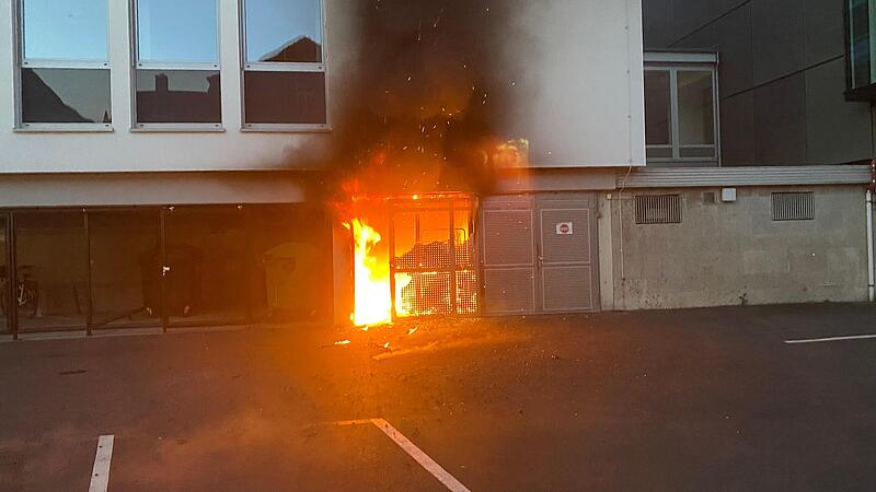 Die Kriminalpolizei Schweinfurt hat zwei Tage nach dem Brand im Landratsamt Bad Kissingen eine Brandlegung nicht mehr ausgeschlossen und hofft jetzt auf Zeugen. Die Kriminalpolizei Schweinfurt hat zwei Tage nach dem Brand im Landratsamt Bad Kissingen eine Brandlegung nicht mehr ausgeschlossen und hofft jetzt auf Zeugen.