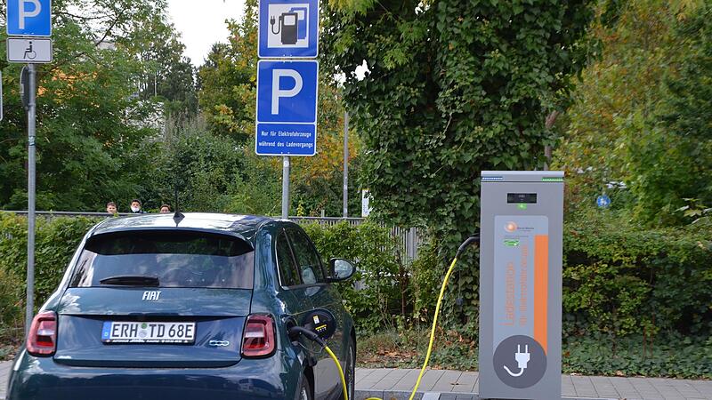 E-Autos d&uuml;rfen k&uuml;nftig eine bestimmte Zeit kostenlos in Herzogenaurach parken, wie auf dem Parkplatz  An der Sch&uuml;tt.