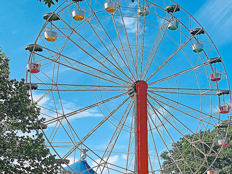 Echtes Kerwaflair von ganz oben konnten die Besucher auf dem Riesenrad genießen. Echtes Kerwaflair von ganz oben konnten die Besucher auf dem Riesenrad genießen.
