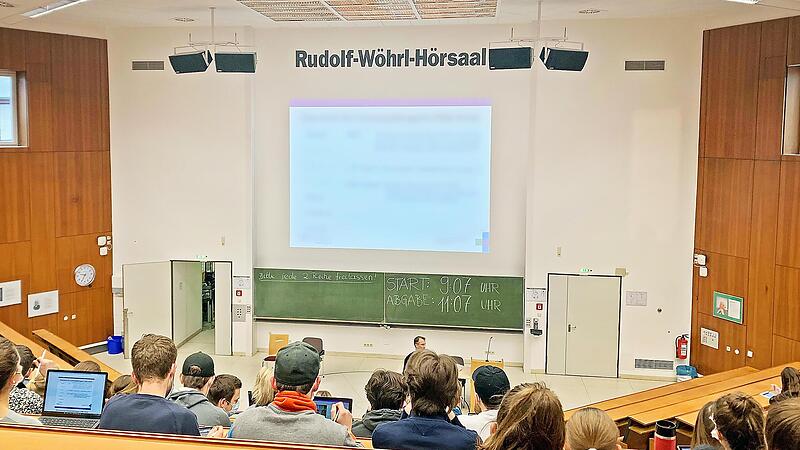 Der Titel des H&ouml;rsaals Nummer Eins, der &uuml;ber dessen Leinwand prangt, ist f&uuml;nf Meter lang und wurde 2009 feierlich von G&uuml;nther Beckstein enth&uuml;llt.