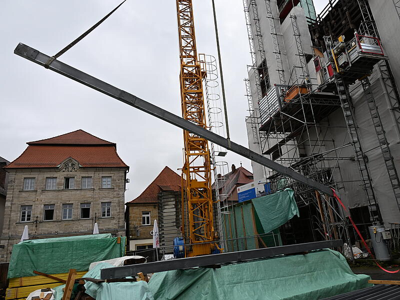 Am Dienstag wurden an der Forchheimer Rathausbaustelle die H&auml;ngewerke in den Dachstuhl eingebaut.