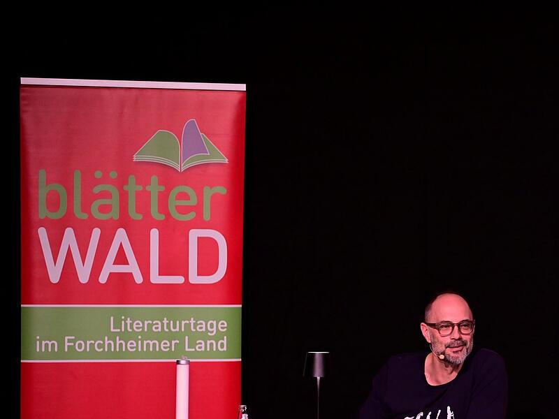 Volker Klüpfel stellte in der Hauptstelle der Sparkasse Forchheim seinen neuen Roman „Wenn Ende gut, dann alles“ vor.