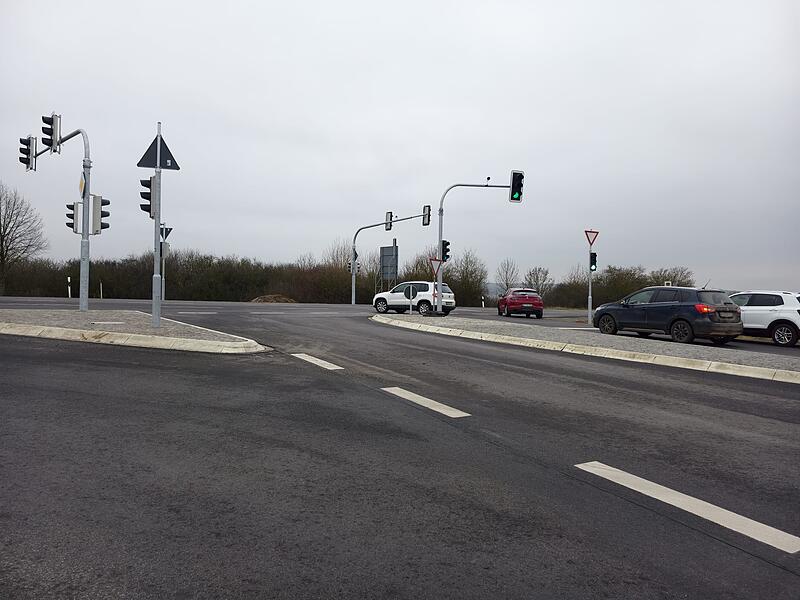 Die Ampel an der Einmündung der B286 und B19 schaltet sich inzwischen auf Grün, Gelb und Rot. Die Ampel an der Einmündung der B286 und B19 schaltet sich inzwischen auf Grün, Gelb und Rot.