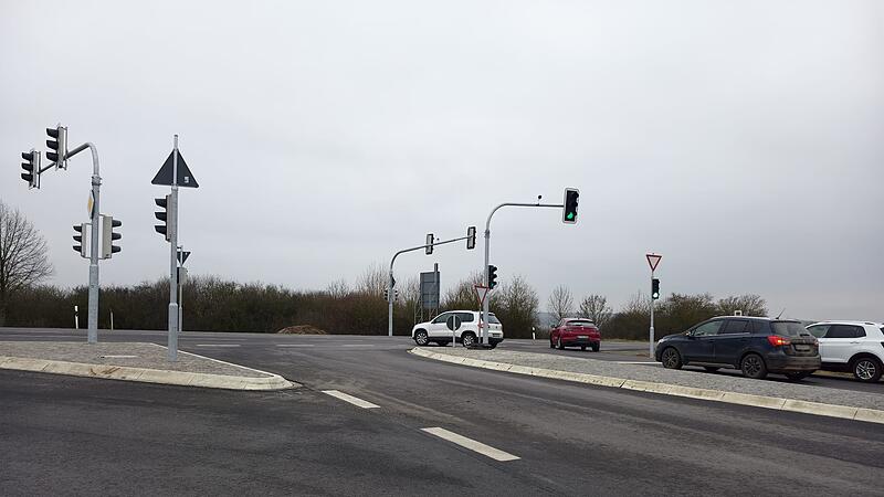 Die Ampel an der Einm&uuml;ndung der B286 und B19 schaltet sich inzwischen auf Gr&uuml;n, Gelb und Rot.